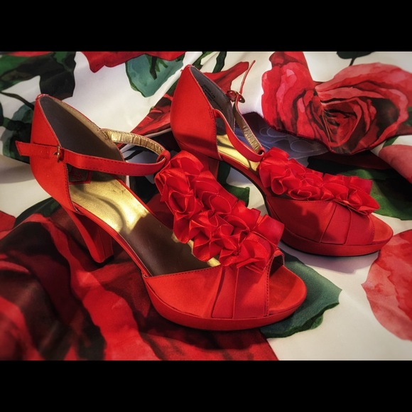 RED 👠satin RUFFLE SANDAL - Picture 2 of 7